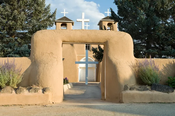 Cruz de entrada, San Francisco de Asis Igreja Missão Ranchos Tao — Fotografia de Stock