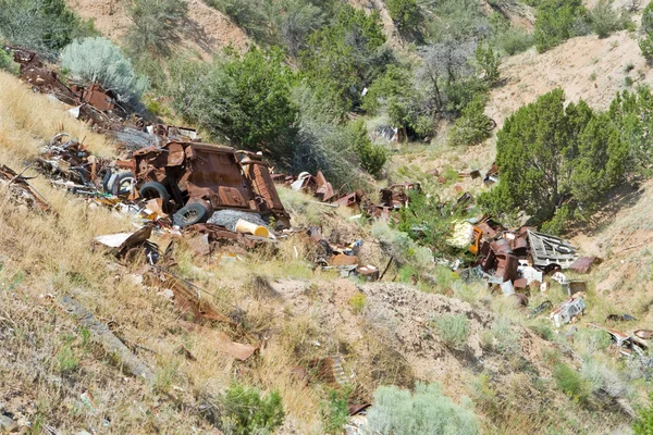 Chatarra de metal y coches vertidos en un cañón, Nuevo México — Foto de Stock