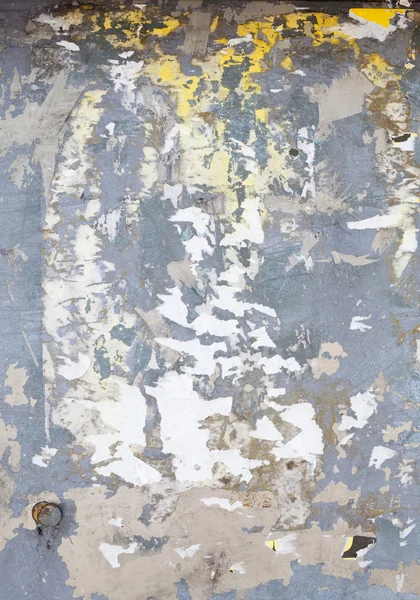 フルフレーム金属表面被覆引き裂かれたポスターのスクラップ — ストック写真