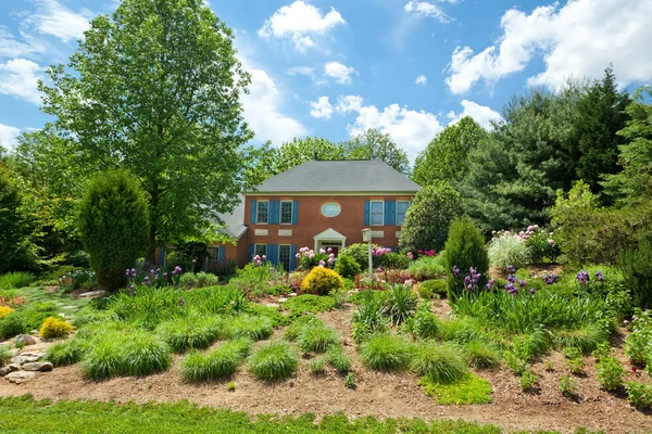 Rodinný dům domácí květinová zahrada — Stock fotografie