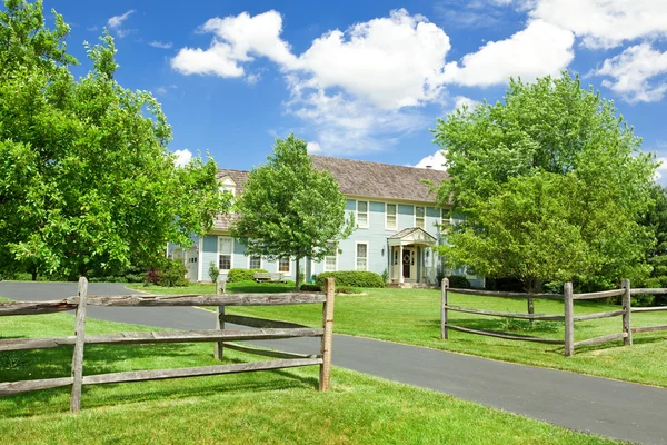 Einfamilienhaus Haus Rasen Zaun kolonialen USA — Stockfoto