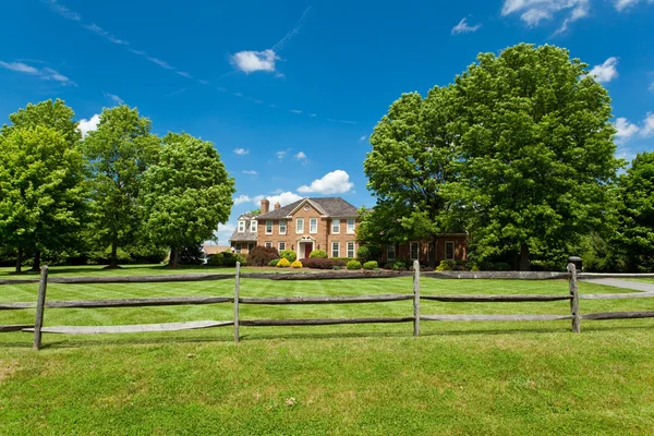 Egyetlen család György-korabeli ház otthon lawn kerítés, Amerikai Egyesült Államok — Stock Fotó