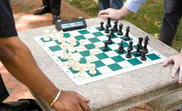 Deux joueurs jouent aux échecs chronométrés dans un parc — Photo