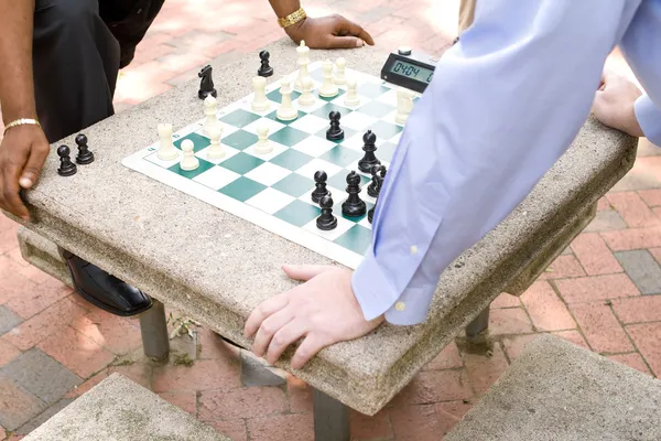 Двое мужчин играют в шахматы в парке — стоковое фото