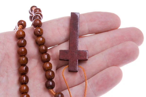 Hand holding een houten rozenkrans Kruis geïsoleerde — Stockfoto