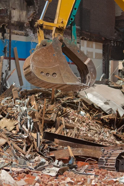 Équipement de démolition Griffe, pile de débris sur le chantier — Photo