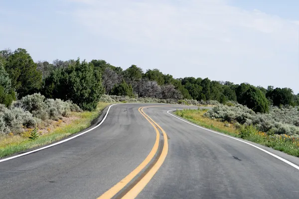 Kurve in der Straße, hohe Wüste, New Mexico, Vereinigte Staaten — Stockfoto