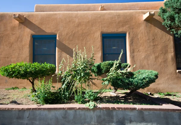 Vista exterior de Adobe House Wall Santa Fe, Nuevo México —  Fotos de Stock