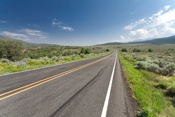Boş iki şeritli eğri yol yeni Meksika ABD çöl — Stok fotoğraf