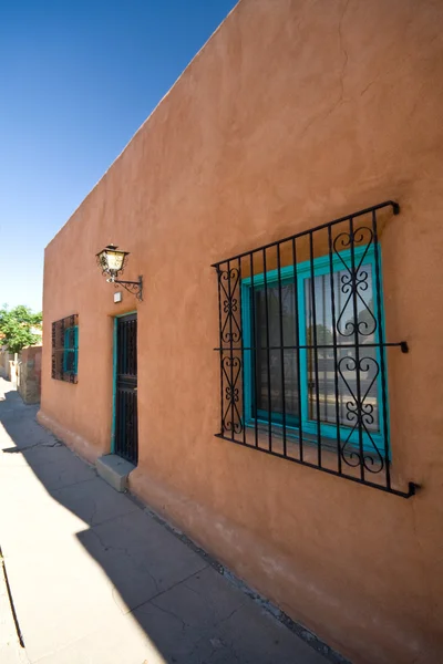Widok z adobe domu santa fe w Nowym Meksyku — Zdjęcie stockowe