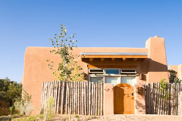 Νέο adobe ενιαία οικογενειακή κατοικία στη Σάντα Φε, Νέο Μεξικό. — Φωτογραφία Αρχείου