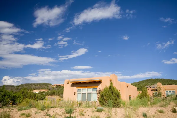 Moderno Adobe Home Suburbano Santa Fe Nuevo México EE.UU. —  Fotos de Stock