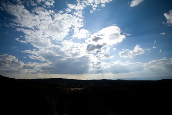 Небо хмари сонячними променями Санта-Фе нової Мексики широкий кут — стокове фото