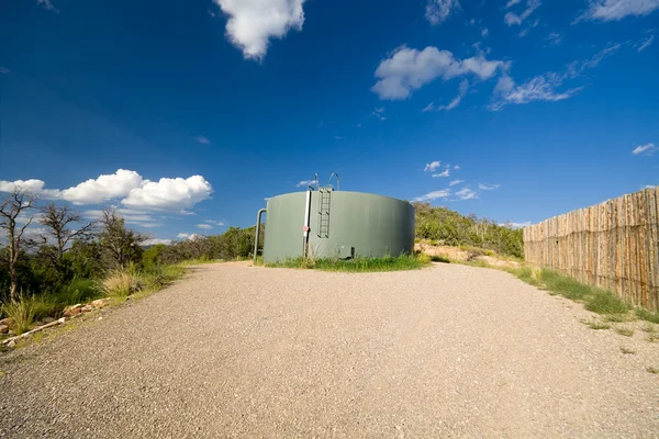Wassertank Hügel blauer Himmel Neu Mexiko Vereinigte Staaten — Stockfoto