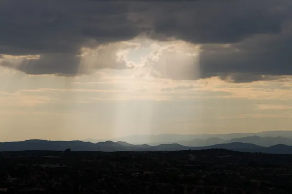 Schacht van zonlicht jemez bergen santa fe nm — Stockfoto