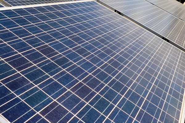 Painéis solares fotovoltaicos de perspectiva decrescente — Fotografia de Stock