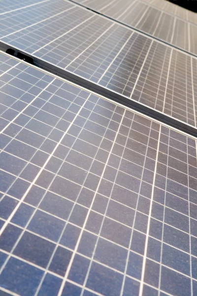 Minskande rader blå fotovoltaiska solpaneler — Stockfoto