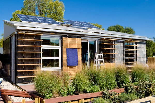 Painéis fotovoltaicos alugados modernos da casa solar — Fotografia de Stock