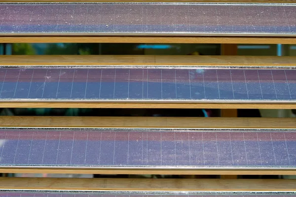 Rangée de panneaux solaires à ouvertures poussiéreuses — Photo