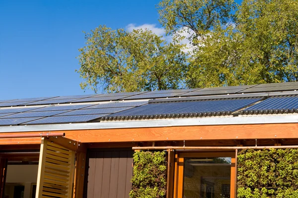 Casa de techo Panel solar Tubo de calefacción de agua caliente —  Fotos de Stock