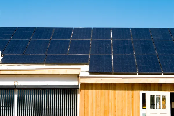 Modernt hus solceller pv solpaneler tak sky — Stockfoto