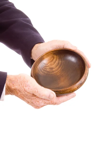 Руки белого старика, держащие деревянный кубок изолированным — стоковое фото