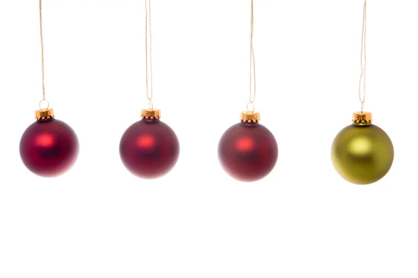 Groen rood Kerstmis bal geïsoleerd witte achtergrond — Stockfoto