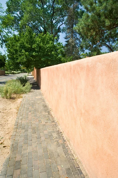 Adobe Wall to a Vanishing Point Sidewalk Santa Fe — Stock Photo, Image