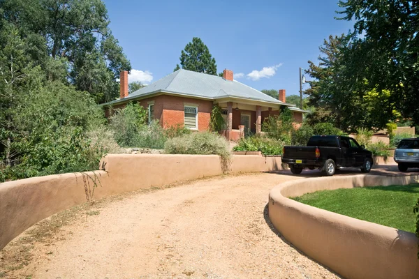 Casa de ladrillo Santa Fe, Nuevo México Gravel Drive Adobe Wall — Foto de Stock