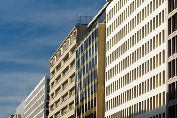 Kancelářské budovy řádek slábnoucí perspektivy — Stock fotografie