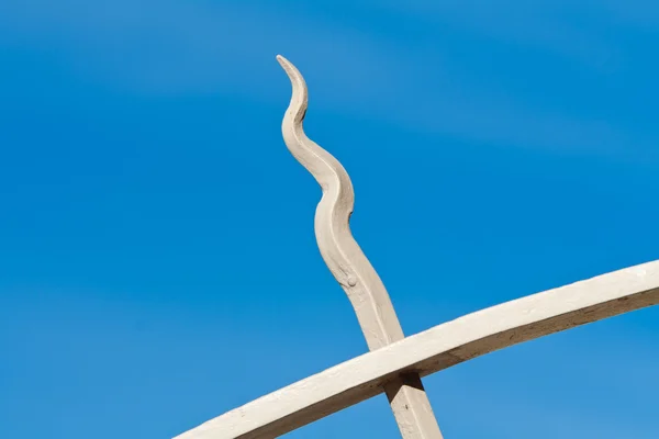 Cerca decorativa curvilínea do ponto do ferro forjado isolada — Fotografia de Stock