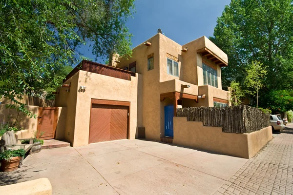 Moderna casa unifamiliar de Adobe en Santa Fe, Nuevo México — Foto de Stock