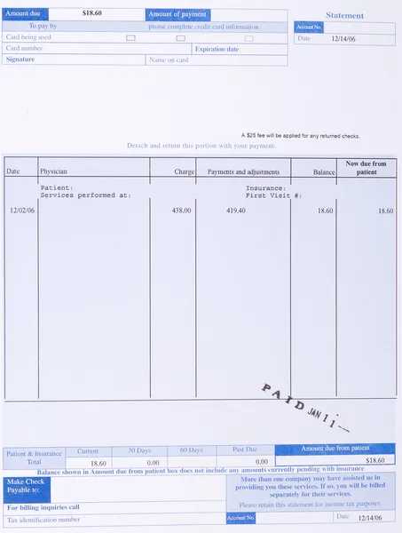 Papieren medische rekening formulier gestempeld "betaald" gezondheidszorg — Stockfoto