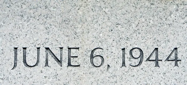 Phrase "6 juin 1944" gravée en granit gris Jour J — Photo