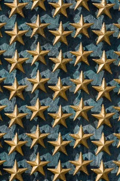 Золотые звезды на стене Мемориал Второй мировой войны — стоковое фото