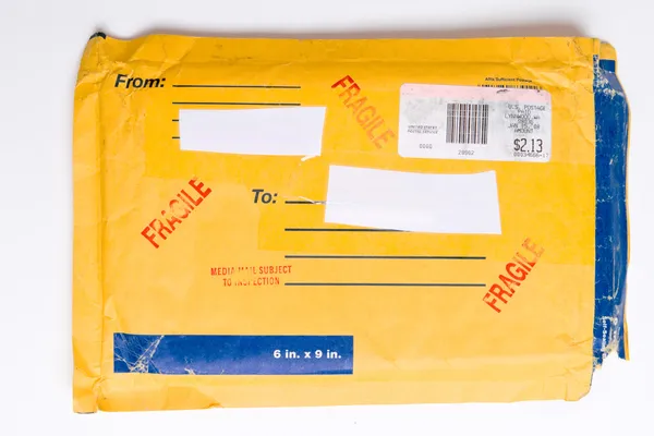 Ons postadres mailer envelop pakket kwetsbare service — Stockfoto