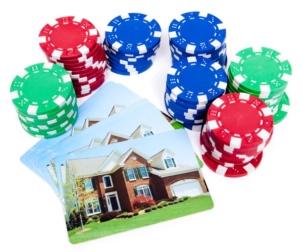 Vsadit na propadlé hypoteční dům poker žetony — Stock fotografie