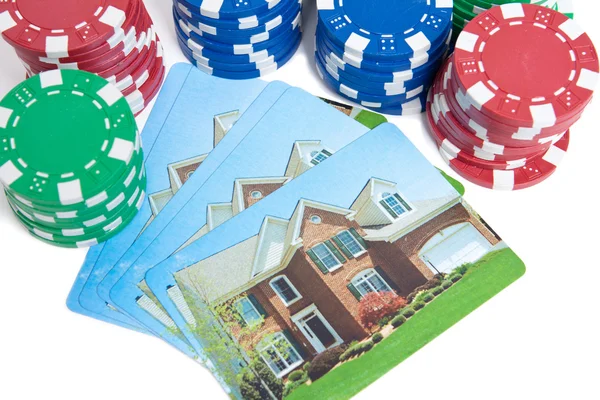 Poker žetony, dům hrací karty izolované hazard — Stock fotografie
