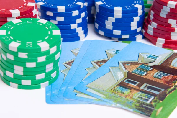 Pokerchips Haus Spielkarten isoliert Glücksspiel — Stockfoto