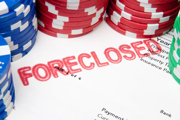 Wetten, dass das Haus Pokerchips auf Zwangsvollstreckung Hypothek — Stockfoto