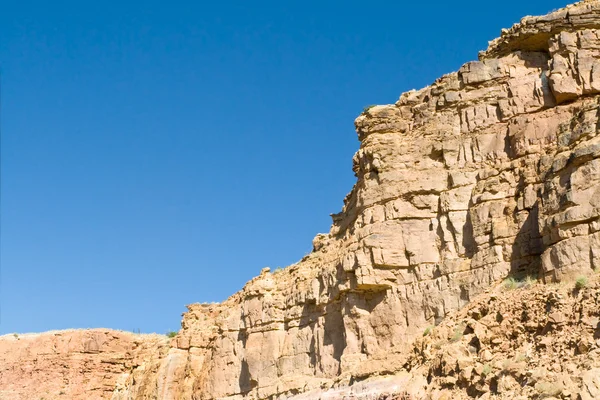 Omladozó homokkő szikla oldalán, közel Abiquiuban, Új-Mexikó — Stock Fotó