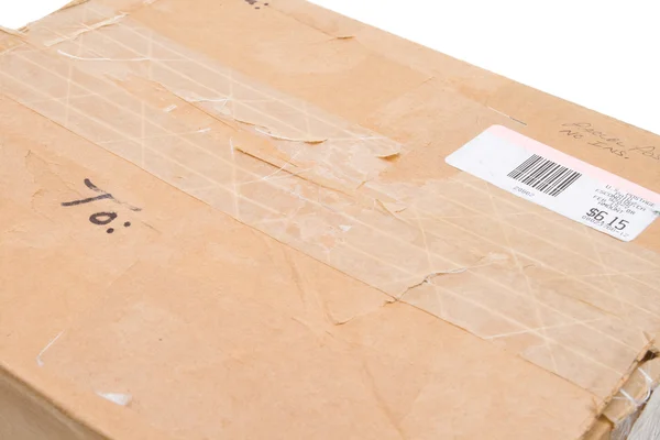 Grungy παλιό κουτί από χαρτόνι ταχυδρομικά τέλη αυτοκόλλητο απομονωθεί — Φωτογραφία Αρχείου