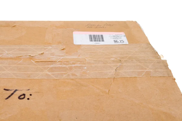 Caixa de papelão antigo para etiqueta de correio medido isolado — Fotografia de Stock