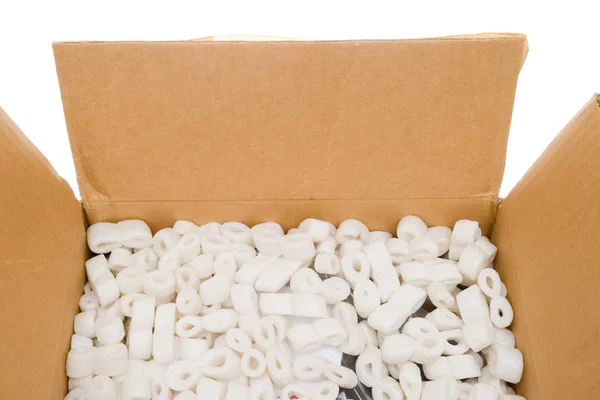 Caixa de isopor embalagem amendoim isolado fundo — Fotografia de Stock