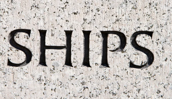 Słowo "statki" rzeźbione w szary granit kamień łodzi — Zdjęcie stockowe