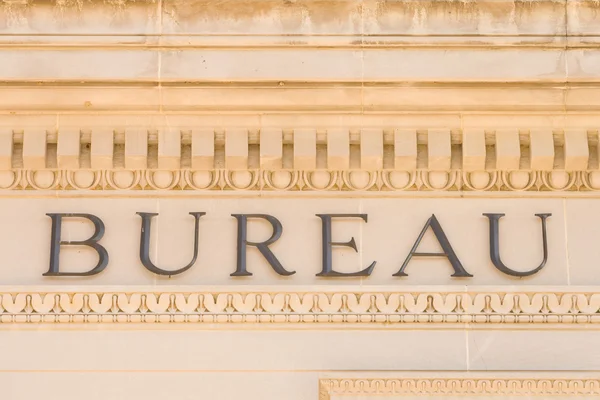 Word Bureau on Building Facade Вашингтон, округ Колумбия США — стоковое фото