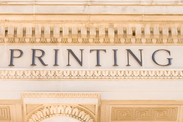 Word "Printing" on the Side of a Building Facade — Stock Photo, Image