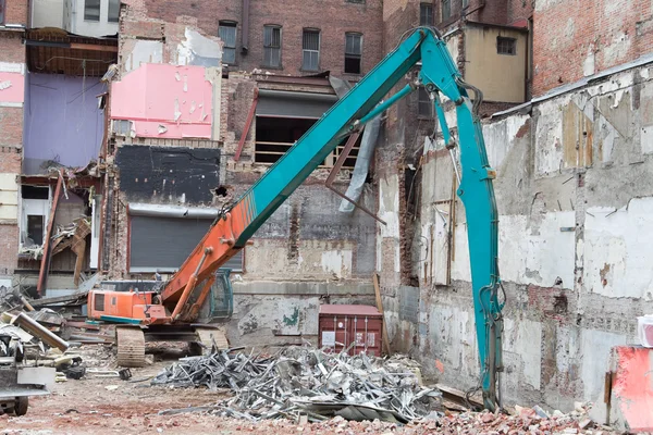 L'équipement de démolition démolit le bâtiment Collecte de ferraille atteint — Photo