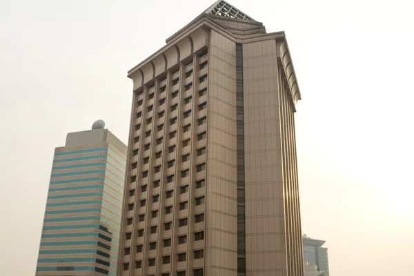Modern irodai épületek Peking Kína szennyezés — Stock Fotó