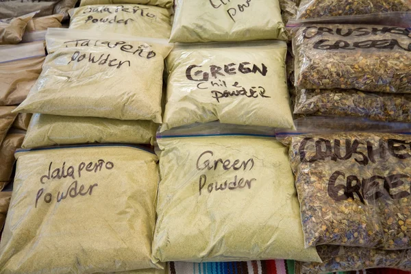 Sacos Chile verde em pó para venda Market Stall Novo México — Fotografia de Stock